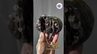 「奇特水晶石」：一個像地球儀，一個像連綿山景，美不美？