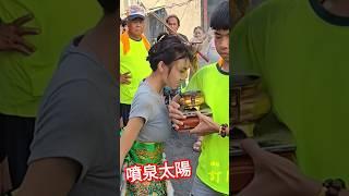 吸了再上！美女關公吸淨香 #噴泉太陽 #廟會 #乩童