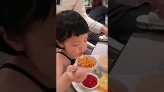 Chuyến đi du thuyền ở Hạ Long của Bánh Bao và ông bà nội ngoại