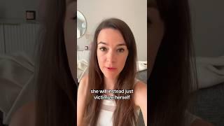 How does the female narcissist treat men?