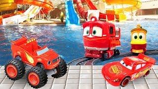 Rayo McQueen, Robocar Poli y Blaze en el parque acuático. Coches para niños.