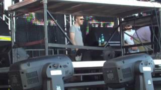 Benga drops a dirty beat @ Ultra 2010 and Rusko approves.