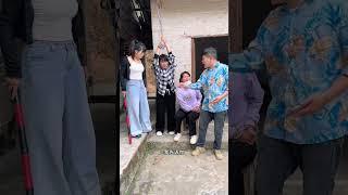 美女临危不惧，一招剪刀腿成功自救#funny#comedy#反转#农村短剧#正能量#shorts