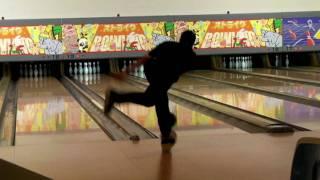 ボウリングの両手投げの投球フォーム　 (Jason Belmonte)