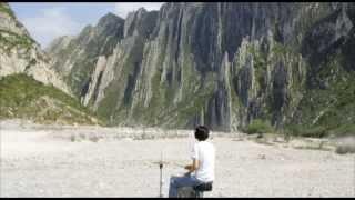 David Adrián meditando en la Huasteca