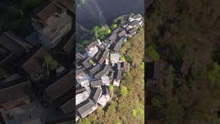 The Miao village built on the edge of the mountain cliff is Guizhou建在山顶悬崖边上的苗寨，这就是贵州