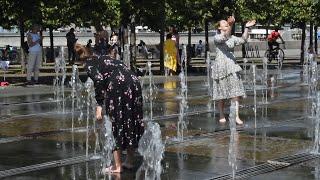 Girls, joy, fountain and funny wet dresses! :-) / Девушки, радость, фонтан и веселые мокрые платья!