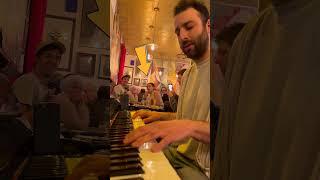 Amazing BACK TO BLACK performance in Paris Restaurant! 
