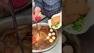 河南地方特色美食之襄县烙馍卷豆腐，撒上荆芥葱花加个鸡蛋卷着豆腐片吃真得劲啊！老乡这样的烙馍卷豆腐你管吃几个？#河南美食 #地方特色美食 #家乡的味道 #路边摊美味 #吗呀太香了