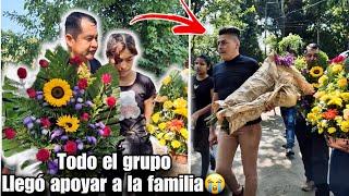 La flaca asta lloro al ver a todo el grupo llegar con flores nadie a llegado al funeral