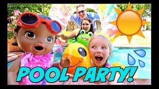 BABY ALIVE has FUN in the SUN! POOL PARTY! The Lily and Mommy Show. The TOYTASTIC Sisters.