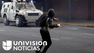 Con bombas de excrementos, opositores venezolanos enfrentan la represión militar