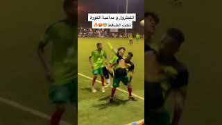 لاعب يداعب الكورة تحت الضغط في احد حواري السعودية.