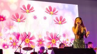 Naomi Yamada cantando Kosmos ( 秋桜 ), no Grand Kouhaku...