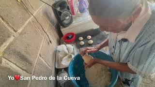 Doña Coyo haciendo Pan dulce "Pan de vieja"