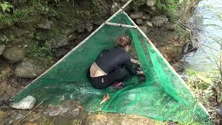 Amazing Fishing- Trap fish on a fast-flowing waterfall, catch a lot of big fish, Bushcraft & Fishing