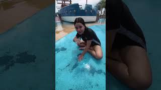 SH - Linh Nhi troll Su Hào ở công viên nước || Prank's Su Hao in the water park #shorts