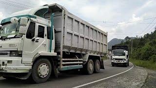 PERHATIKAN TRUCK FUSO OREN 220PS CPO YANG MELINTAS DI JALUR LAWAN ARAH INI