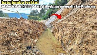 Batu Jomba terkini!ada mata air keluar dari sisi tebing mengalir ke Drainase