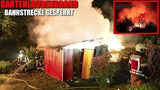 [GARTENLAUBE IN VOLLBRAND!] - Flammen & starke Rauchentwicklung - Bahnstrecke gesperrt - Hilden -