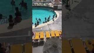 Voilà la piscine de l’￼￼hôtel en Espagne  ￼