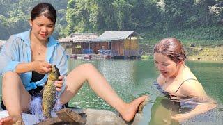 The girl built a wooden table and cast a net overnight to catch fish to make a living.