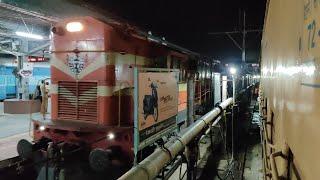 12701 Hyderabad Hussain Sagar Express Entering Solapur Railway Station : Indian Railways