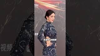 女明星被开叉裙“硬控”如何自保？关晓彤露打底，杨幂透视藏不住，张龄心被妖风吹到社死#关晓彤 #杨幂 #黄圣依 #张龄心 #红毯现场