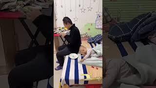 爸爸看手机入迷了，逗逗他#呆萌小米宝