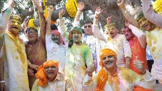 Gujarat leaders play Holi | Gujarati Holi Dance Song Rang Chhe ...