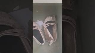 حذاء مشطط لطالبة يمنية في  مدارس تعز  يعكس حال الفقر باليمن
