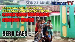 KESERUAN BERMAIN BOLA PLASTIK DI KAMPUNG