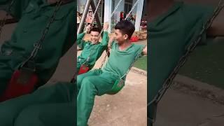 Chú bộ đội chơi dễ thương quá