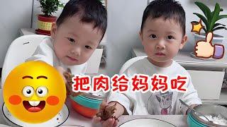 人类幼崽太懂事了！只剩下两块肉了，宝宝的做法太贴心了！【HI! 小兜兜】