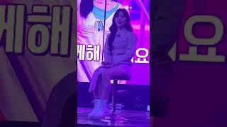 다리다쳐서 앉아서 대기중 인사해주는 서윗한 오해원 [220507 KCON]