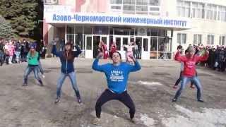 Улетный танец у главного корпуса АЧИИ ДГАУ