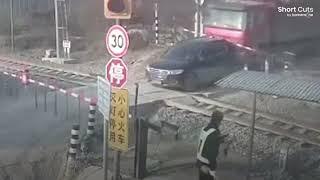 SUV escapa de trem por poucos centímetros na China