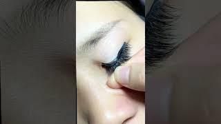 False eyelashes that can be put on immediately without glue.Do you want to try it？