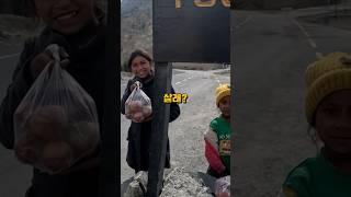 네팔 오지의 사과파는 시골 소녀