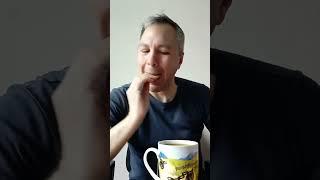 ASMR. КУШАЮ ПЕЧЕНЬЕ С КУСОЧКАМИ ЧЕРНИКИ И ПЬЮ ЧАЙ