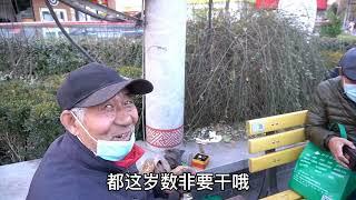 北京大爷，在小木块上钉了1200多颗钉子，卖的挺贵号称北京一绝