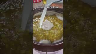 在家轻松实现绿豆雪糕自由 夏天孩子想吃绿豆雪糕了，别在出去买添加剂一大堆的了，自己在家做，比烧开水还简单，清凉解暑还没有冰渣，大小朋友都爱吃#绿豆雪糕 #雪糕磨具 #自制雪糕 #雪糕 #儿童美食