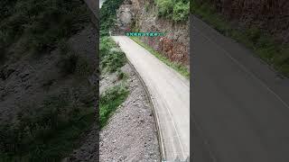 广西大山里有一条断头路，宽8米，所有路面设施都已完成，为何修到这里就停工了，到底发生了什么？#神秘 #断头路 #发生了什么