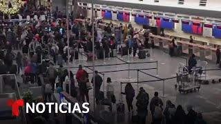 Cientos de vuelos cancelados o retrasados en Thanksgiving | Noticias Telemundo