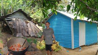 Diez años viviendo debajo de su casita caida, La vida del campo