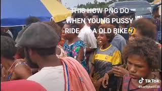 PNG women fighting over man !!