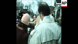 SYND 31-10-72 PIERRE TRUDEAU AND HIS WIFE VOTE IN GENERAL ELECTION