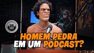 Homem pedra em um podcast?