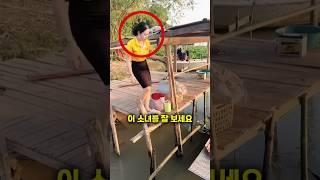 이 선생님은 아이들을 가르치기 위해 강을 건너요(@kullanat42)