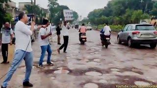 Hilarious potholes protest in Pune, India